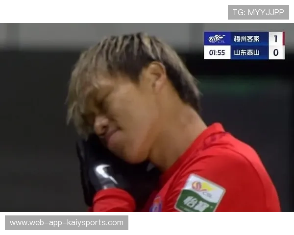 张岩飞飞身摘下茹子楠底线传中球——那一刻，力量与优雅同时落地